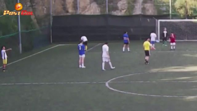 Giocatore chiede a portiere di fargli fare goal